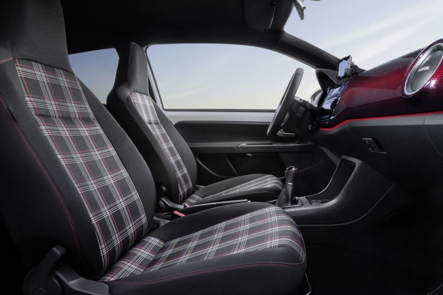Интерьер Volkswagen up! GTI Concept 2017 года  (фото 17 из 19)